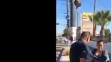 Los policías se acercaron a ellos para regalarles un pavo.