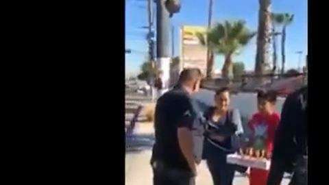 Los policías se acercaron a ellos para regalarles un pavo.