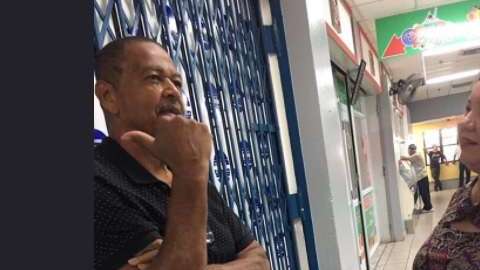 El comercio dañado por el huracán María.