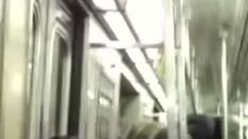 Hombres y mujeres encima de los asientos por temor a la rata.