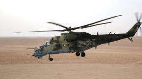 Un helicóptero de ataque ruso Mil Mi-24 vuela sobre la región de Deir ez Zor, en el este de Siria./Getty