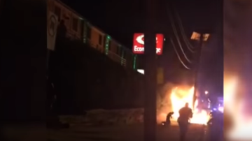 Video hombre en llamas agredido por la policía