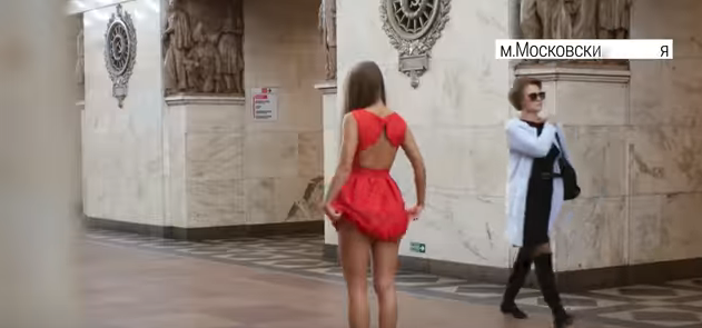 exégesis Colgar espíritu Video: Mujer se levanta la falda en la estación del tren como forma de  protesta - La Raza