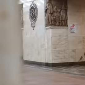 Mujer se levanta la falda en estación del tren