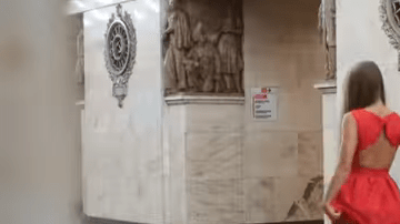 Mujer se levanta la falda en estación del tren