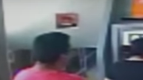 Niño de 4 años hurtando cajeros