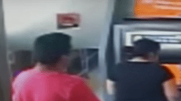 Niño de 4 años hurtando cajeros