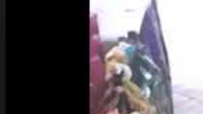 Una mujer está a punto de pagar su compra en una tienda cuando alguien le roba el dinero.