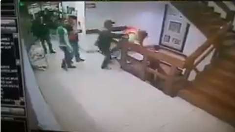 El detenido se arrojó porel cubo de las escaleras. Foto Especial