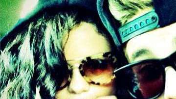 Selena hasta tomó del brazo al ídolo juvenil y apoyó la cabeza en su hombro.