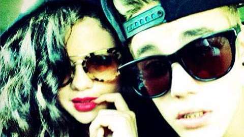 Selena hasta tomó del brazo al ídolo juvenil y apoyó la cabeza en su hombro.