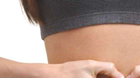 Además de ejercicios, hay otras acciones que pueden ayudarte a bajar tu abdomen.