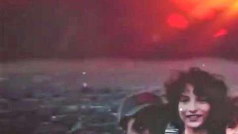 Los chicos protagonistas de la serie Stranger Things de Netflix, usando las camisetas de la selección mexicana.