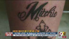 Menor se hace un tatuaje sin el consentimiento del padre.