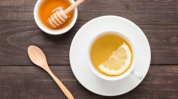 Un té de miel con limón es un perfecto remedio para el invierno.