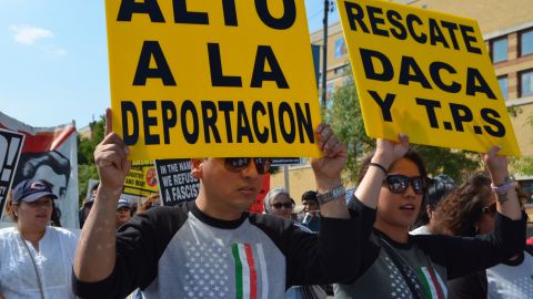 Una de las marchas realizadas en Chicago para frenar la cancelación del programa Estatus de Protección Temporal (TPS). (Belhú Sanabria / La Raza)