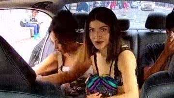 El trío salió huyendo del taxi.