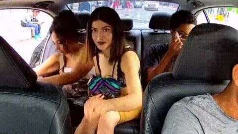 El trío salió huyendo del taxi.