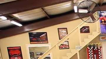 Así luce uno de los garajes de la pareja.