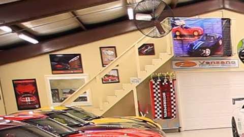 Así luce uno de los garajes de la pareja.