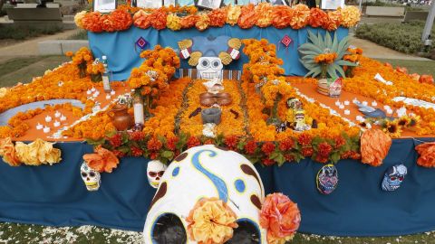 El Día de los Muertos, que se festeja el 1 y 2 de noviembre, es una de las tradiciones mexicanas más significativas, donde los paisanos honran la memoria de los familiares o amigos fallecidos.