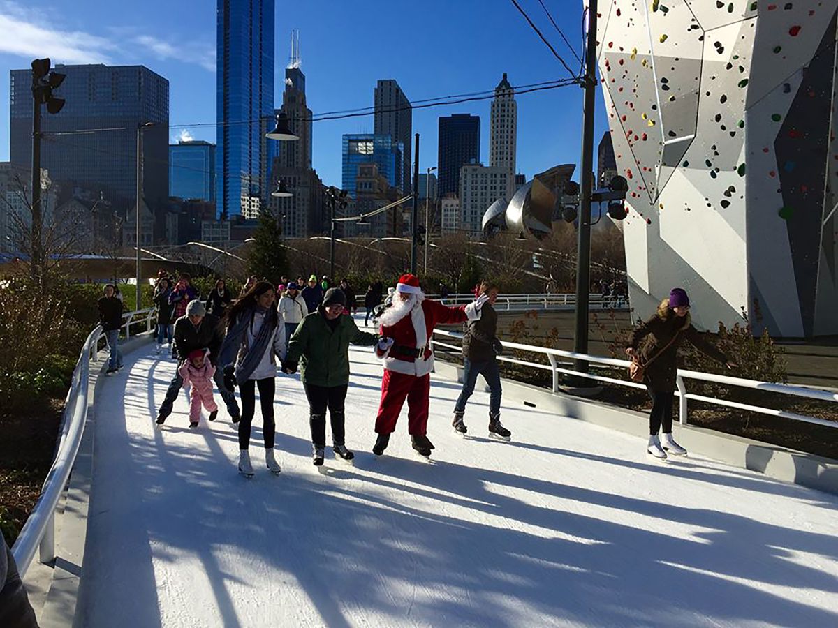 Patinaje sobre hielo en el Parque Maggie Daley de Chicago.