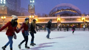Pista de patinaje en Millenium Park, en el centro de Chicago,