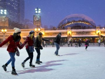Pista de patinaje en Millenium Park, en el centro de Chicago,