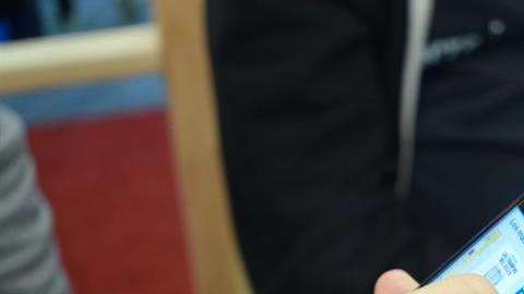 La adicción al teléfono móvil puede provocar trastornos como depresión o insomnio.