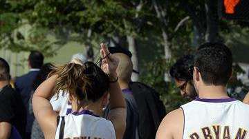 Aficionados llegaron con camisetas de Bryant. EFE