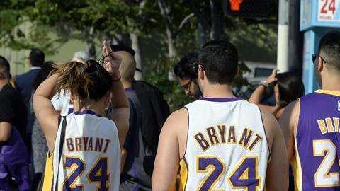 Aficionados llegaron con camisetas de Bryant. EFE