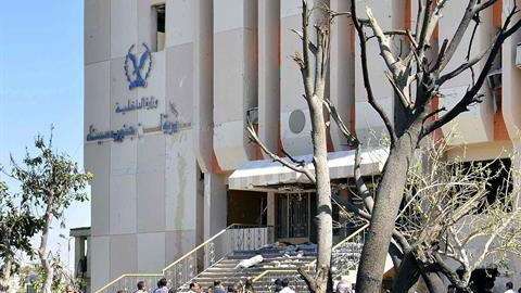 Vista de un coche carbonizado tras un atentado en el Sinaí, Egipto. /EFE