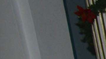 El ministro de Exteriores boliviano, Fernando Huanacuni (c), participa en la entrega de la huella humana pétrea más antigua del mundo. EFE/ ABI