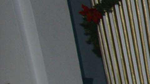 El ministro de Exteriores boliviano, Fernando Huanacuni (c), participa en la entrega de la huella humana pétrea más antigua del mundo. EFE/ ABI