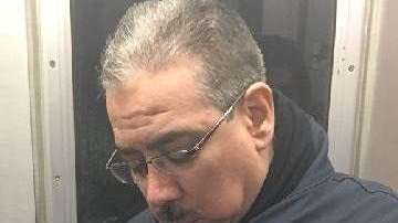 El NYPD divulgó imágenes del sospechoso en el tren.
