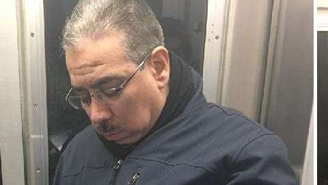 El NYPD divulgó imágenes del sospechoso en el tren.