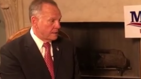 A pesar de las acusaciones de acoso sexual de menores Donald Trump apoya públicamente a Moore