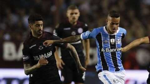 Luan del Gremio se llevó puestos a todos los jugadores de Lanús, en la final de la Copa Libertadores. (Foto: EFE/David Fernández)