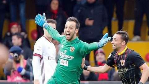 El portero del Benevento Alberto Brignoli festeja su gol, con el que su equipo empató a dos goles con el Milan. Foto: EFE/EPA/MARIO TADDEO)
