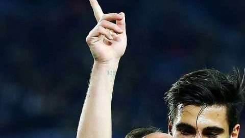 El delantero del FC Barcelona Paco Alcácer celebra el primer gol de su equipo ante el Sporting de Lisboa en Champions. 
 (Foto: EFE/Alejandro García)
