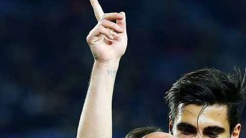 El delantero del FC Barcelona Paco Alcácer celebra el primer gol de su equipo ante el Sporting de Lisboa en Champions. 
 (Foto: EFE/Alejandro García)