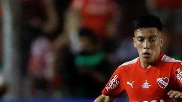 Ezequiel Barco (izq.) es la nueva promesa del fútbol argentino. EFE