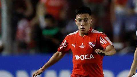 Ezequiel Barco (izq.) es la nueva promesa del fútbol argentino. EFE