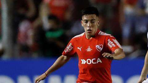 Ezequiel Barco (izq.) es la nueva promesa del fútbol argentino. EFE
