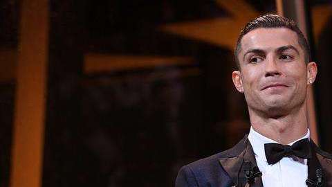 Cristiano Ronaldo y su quinto Balón de Oro. EFE