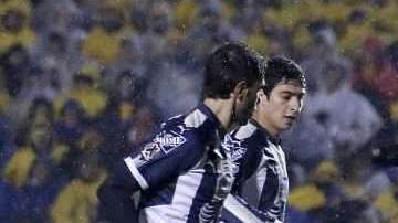 Enner Valencia de Tigres disputa el balón con Rogelio Funes Mori de Rayados de Monterrey, durante el partido de ida de la final del Apertura 2017. (Foto: EFE/Miguel Sierra)