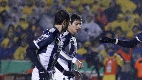 Enner Valencia de Tigres disputa el balón con Rogelio Funes Mori de Rayados de Monterrey, durante el partido de ida de la final del Apertura 2017. (Foto: EFE/Miguel Sierra)