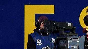 El delantero del FC Barcelona Lionel Messi celebra con Luis Suárez tras marcar el segundo gol ante el Villarreal en el estadio de la Cerámica. (Foto: EFE/Biel Aliño)