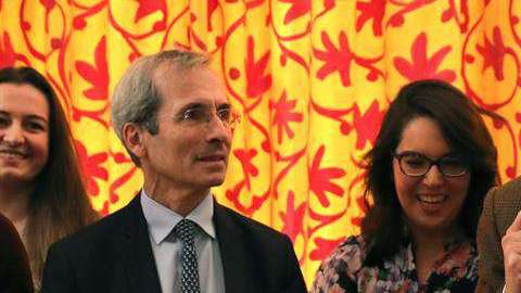 Arturo Pérez Reverte (derecha)