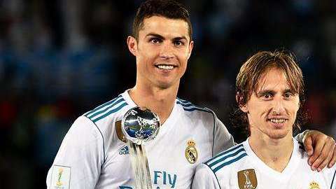 Cristiano Ronaldo, Luka Modric y Jonathan Urretaviscaya presumen sus galardones